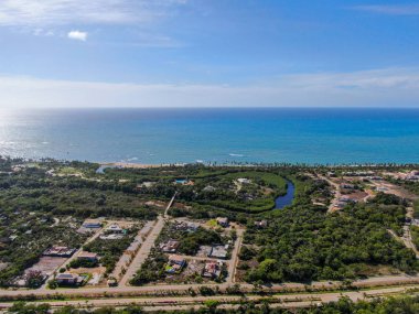 Mavi okyanus ile Praia Do Forte kıyı şeridi şehir havadan görünümü