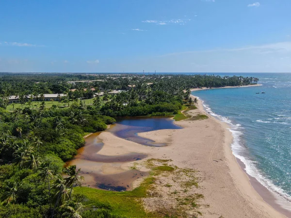 Flygfoto över floden samgående till tropiska oceanen — Stockfoto