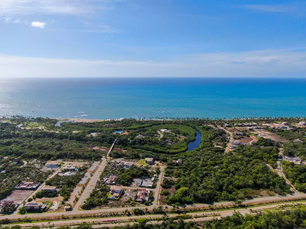 Flygvy över Praia do Forte-kuststaden med blått hav — Stockfoto