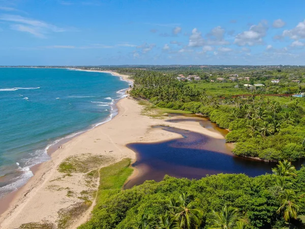 Vista aérea del río fusionándose con el océano tropical — Foto de Stock