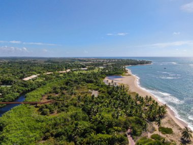 Tropikal plaj ve turkuaz berrak deniz suyu havadan görünümü