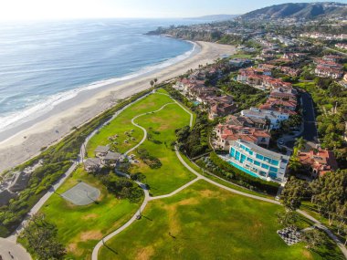 Monarch sahil şeridinin havadan görünümü