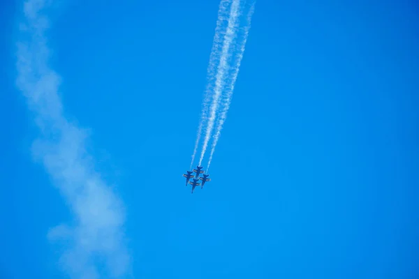 The Blue Angels es el escuadrón de demostración de vuelo de la Armada de los Estados Unidos. — Foto de Stock
