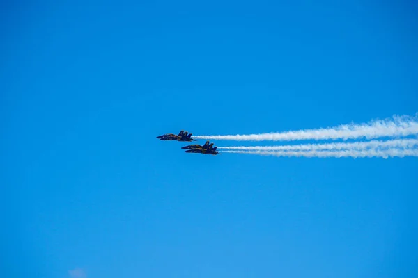 The Blue Angels es el escuadrón de demostración de vuelo de la Armada de los Estados Unidos. — Foto de Stock