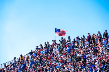 Stadyumdaki seyirciler olaya bakıyor.