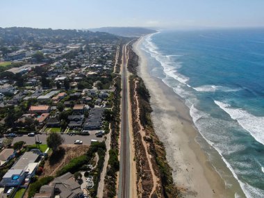 Del Mar sahil ve sahil manzaralı.