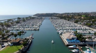 Dana Point Harbor ve yat ve yelkenli ile onu marina havadan görünümü. Güney Orange County, Kaliforniya. Abd