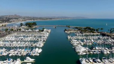 Dana Point Harbor ve yat ve yelkenli ile onu marina havadan görünümü. Güney Orange County, Kaliforniya. Abd