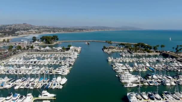 Vista Aérea Dana Point Harbor Sua Marina Com Iate Veleiro — Vídeo de Stock