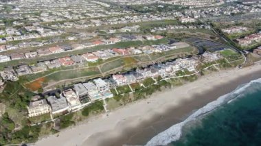 Salt Creek ve Monarch sahil şeridinin hava manzarası. Orange County, California 'da Dana Point şehrinde küçük bir mahalle. Usa. Zengin villanın ve sahil şeridinin hava manzarası. 