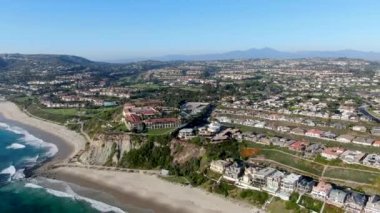 Salt Creek ve Monarch sahil şeridinin hava manzarası. Orange County, California 'da Dana Point şehrinde küçük bir mahalle. Usa. Zengin villanın ve sahil şeridinin hava manzarası. 