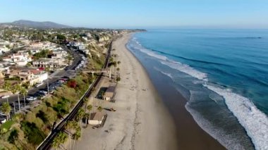 Mavi gökyüzü gününde San Clemente kıyı şeridi ve sahil manzarası. San Clemente şehri, Orange County, California, Usa. Güney Batı Yakası 'nda seyahat yeri.