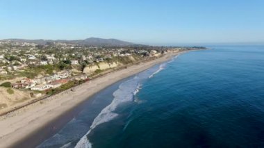 Mavi gökyüzü gününde San Clemente kıyı şeridi ve sahil manzarası. San Clemente şehri, Orange County, California, Usa. Güney Batı Yakası 'nda seyahat yeri.