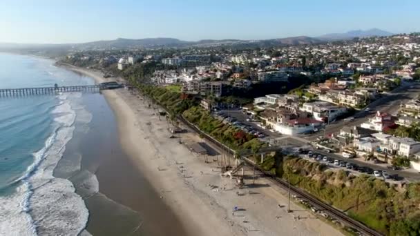 蓝天期间从空中俯瞰圣克莱门特海岸线和海滩 圣克莱门特市 奥兰治县 加利福尼亚州 乌萨州 西南海岸的旅游目的地 — 图库视频影像