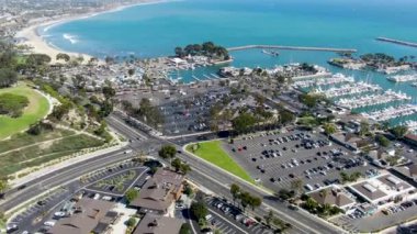 Dana Point Harbor ve yat ve yelkenli ile onu marina havadan görünümü. Güney Orange County, Kaliforniya. Abd