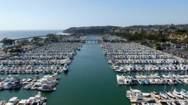 Dana Point Harbor ve yat ve yelkenli ile onu marina havadan görünümü. Güney Orange County, Kaliforniya. Abd