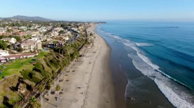 Mavi gökyüzü gününde San Clemente kıyı şeridi ve sahil manzarası. San Clemente şehri, Orange County, California, Usa. Güney Batı Yakası 'nda seyahat yeri.