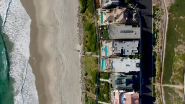 Salt Creek ve Monarch sahil şeridinin hava manzarası. Orange County, California 'da Dana Point şehrinde küçük bir mahalle. Usa. Zengin villanın ve sahil şeridinin hava manzarası. 