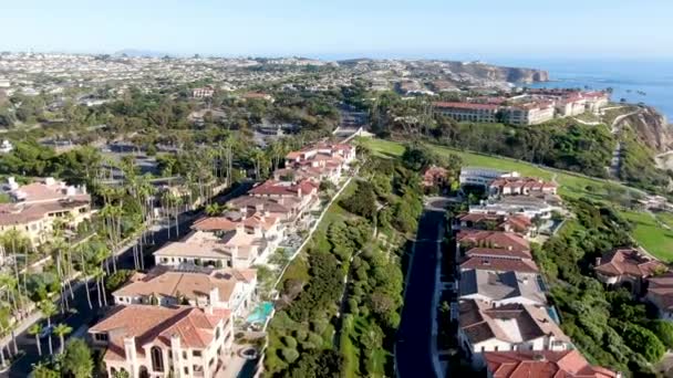 Flygfoto Över Salt Creek Och Monarch Strandlinje Liten Stadsdel Orange — Stockvideo