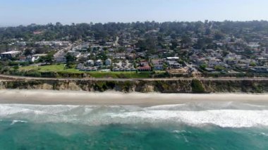 Del Mar kıyı şeridi ve sahil manzaralı, San Diego County, California, ABD. Pasifik Okyanusu, uzun plajlı ve küçük dalgalı