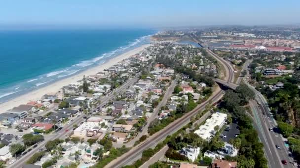 位于加利福尼亚州圣地亚哥县德尔马海岸线和海滩的空中景观 具有长滩和小海浪的太平洋 — 图库视频影像