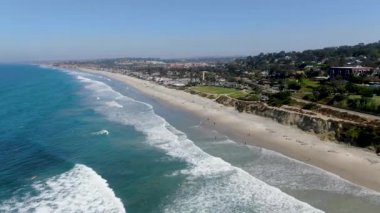 Del Mar kıyı şeridi ve sahil manzaralı, San Diego County, California, ABD. Pasifik Okyanusu, uzun plajlı ve küçük dalgalı