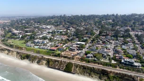 Vue aérienne du littoral et de la plage de Del Mar, comté de San Diego, Californie, États-Unis. Océan Pacifique avec longue plage et petite vague 