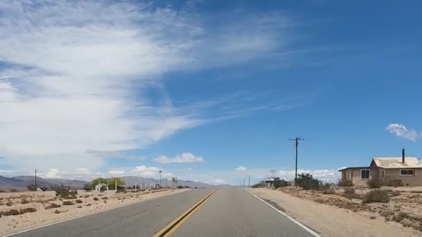 無限の砂漠の道を運転 ポイントビューの砂漠で長い直線道路を運転ショット 砂漠で冒険旅行 カリフォルニアだ宇佐 — ストック動画