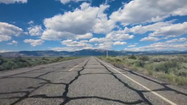 沿着无尽的沙漠之路开车 在加利福尼亚州莫诺县东Sierra的Crowley湖的一条笔直的长路上开车 — 图库视频影像