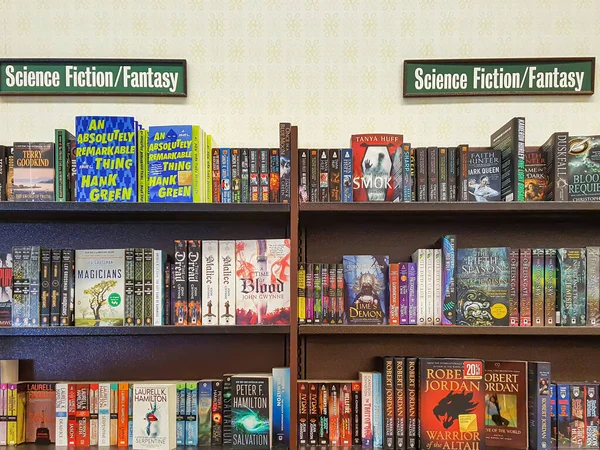 Ряды книг, лежащих на полках книжного магазина — стоковое фото