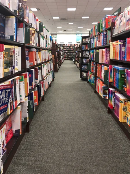 Filas de libros en las estanterías de la librería — Foto de Stock