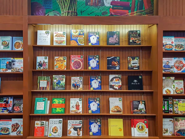 Rader av böcker som ligger på hyllorna i bokhandeln — Stockfoto