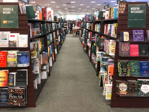 Řady knih ležících na policích v knihkupectví — Stock fotografie