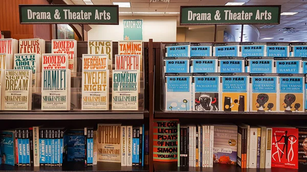 Řady knih ležících na policích v knihkupectví — Stock fotografie