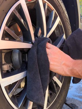 Mans el temizliği araba lastikleri ve tekerlekler