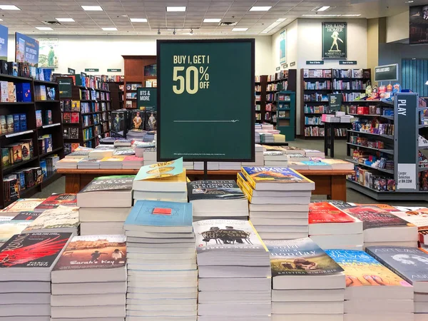 Libros en venta con ofertas especiales en un puesto de libros en la librería — Foto de Stock