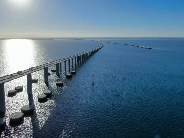 Вид с воздуха на мост Sunshine Skyway Bridge — стоковое фото