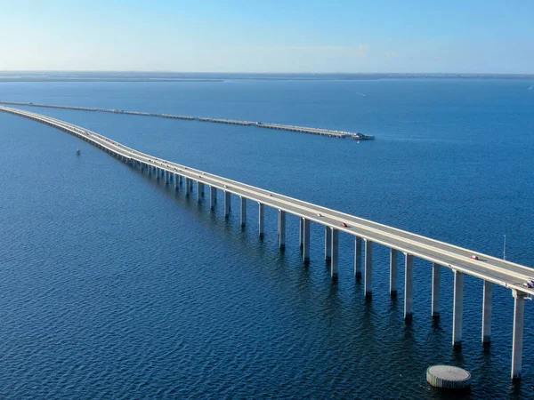 Вид с воздуха на мост Sunshine Skyway Bridge — стоковое фото