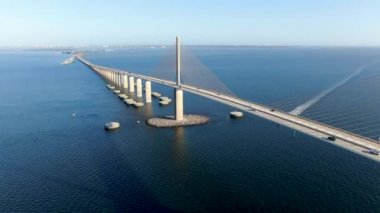 Tampa Körfezi 'ndeki Sunshine Skyway Köprüsü' nün hava görüntüsü.