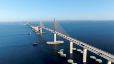 Tampa Körfezi 'ndeki Sunshine Skyway Köprüsü' nün hava görüntüsü.