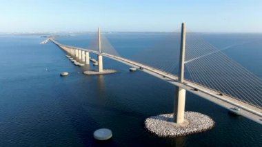 Tampa Körfezi 'ndeki Sunshine Skyway Köprüsü' nün hava görüntüsü.