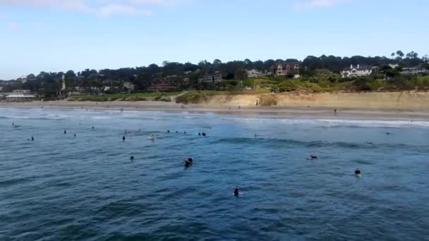 Vista aérea de surfistas esperando, remando y disfrutando de las olas — Vídeo de stock