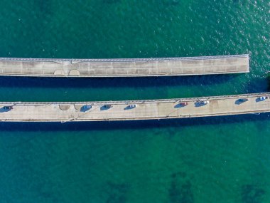 Okyanusta park halindeki arabalı iskele manzaralı.