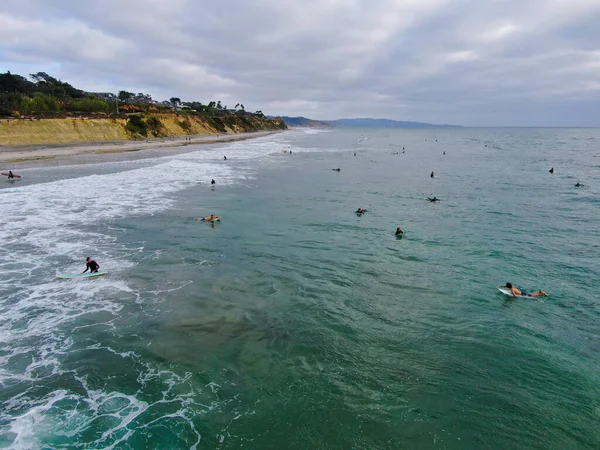 Widok z lotu ptaka surferów czekających i korzystających z fal — Zdjęcie stockowe