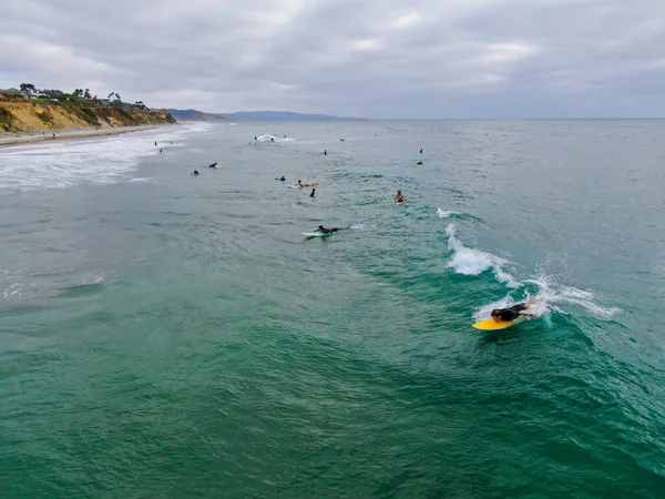 Vista aérea de surfistas esperando y disfrutando de las olas —  Fotos de Stock