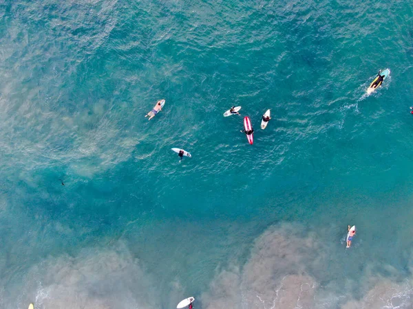 Dalgaları bekleyen sörfçülerin gökyüzü görüntüsü — Stok fotoğraf