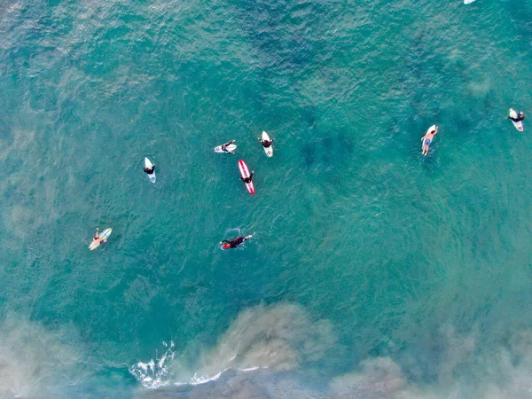 Вид сверху с воздуха на серферов, ожидающих волн — стоковое фото