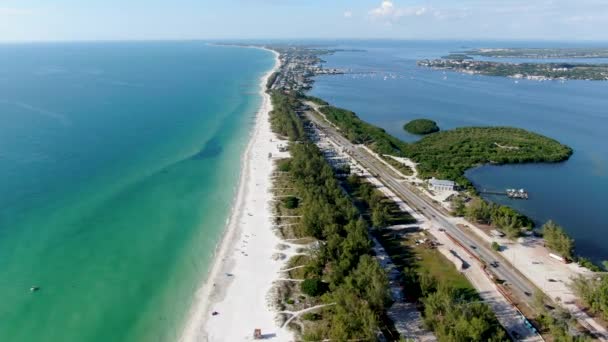 Veduta aerea della città e delle spiagge di Anna Maria Island — Video Stock