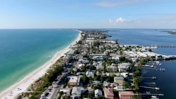 Vue aérienne de la ville et des plages de l'île Anna Maria — Video