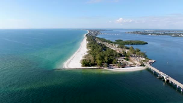 Vista aérea da cidade e praias da Ilha Anna Maria — Vídeo de Stock